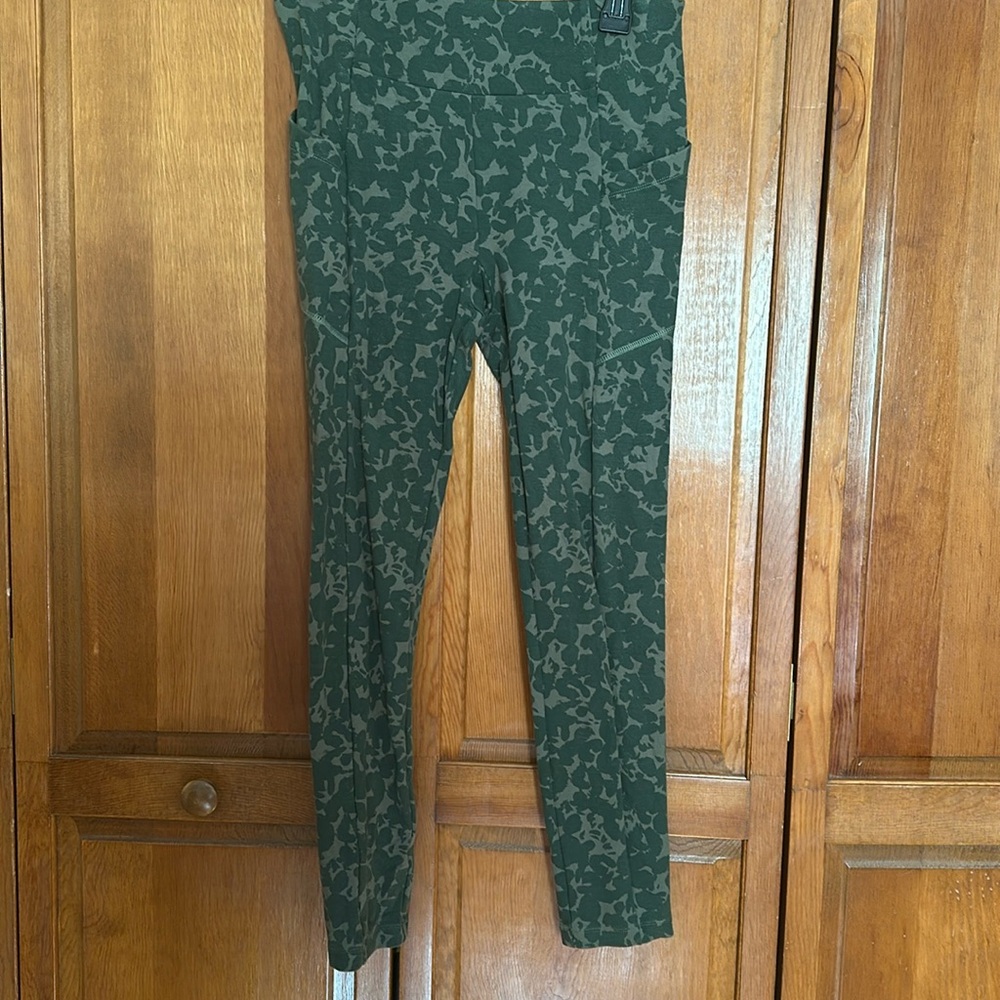 Cabi Camouflage Leggings.  Size Small.  EUC.